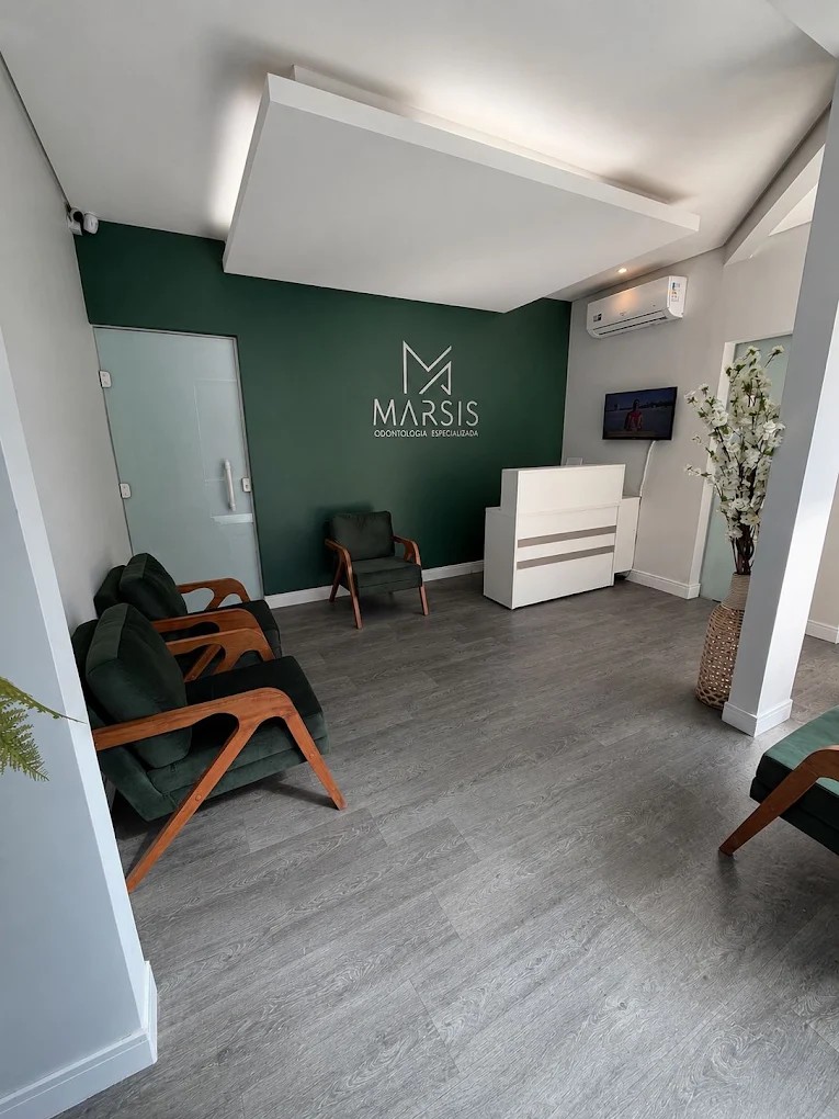 Recepção moderna e acolhedora da MARSIS Odontologia